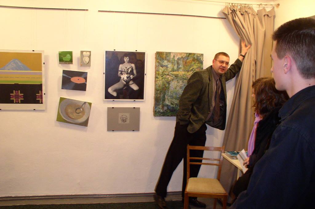 Слава Машницький відкриває одну з перших виставок у своїй квартирі-галереї-музеї